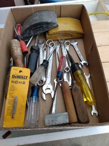 lot 193 image: mixed flat of tools