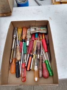 lot 220 image: flat of mixed screwdrivers