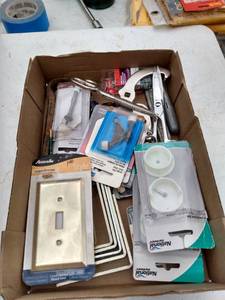 lot 223 image: flat of miscellaneous garage items