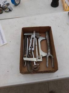 lot 243 image: flat of specialty tools