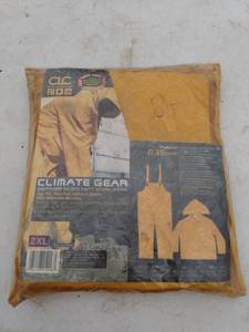 lot 249 image: 2xl climate gear weather resistant work gear 3-piece PVC rain suit