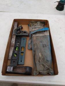 lot 258 image: flat of mixed tools
