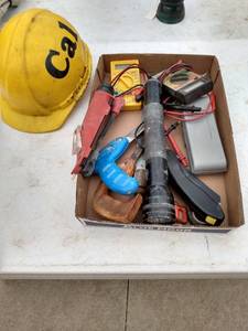 lot 261 image: flat of miscellaneous tools and hard hat