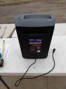 lot 264 image: Royal 9x crosscut paper shredder plugged in works