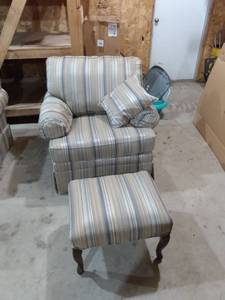 lot 290 image: Thomasville easy chair with ottoman and arm covers
