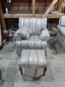 lot 291 image: Thomasville armchair with ottoman and arm covers matches lot 290