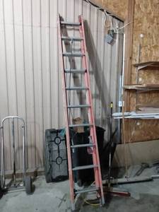 lot 303 image: Warner 20 ft fiberglass extension ladder