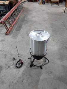 lot 304 image: like new turkey fryer all you need is a bottle