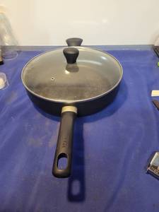 lot 1050 image: T fel 12 skillet