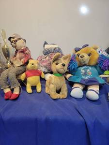 lot 1051 image: 5 stuff toys