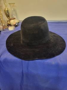 lot 1057 image: felt hat made in Italy