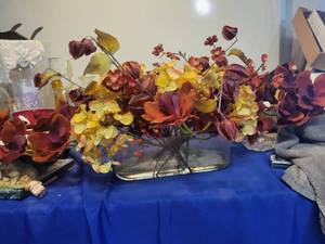 lot 1058 image: Flower arrangement