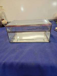 lot 1075 image: See through jewelry Box 9 by 6 by 4