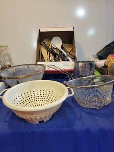 lot 1085 image: Kitchen utensils