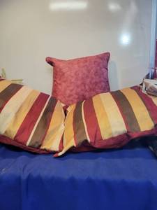 lot 1100 image: 3 throw pillows