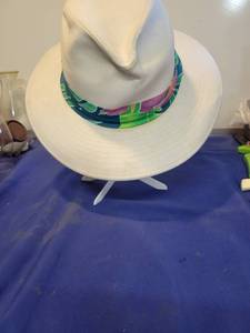 lot 1106 image: Size large hat