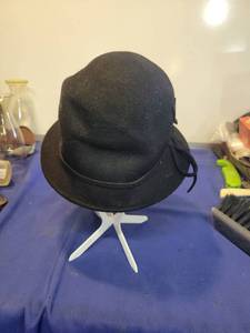 lot 1110 image: Wool hat