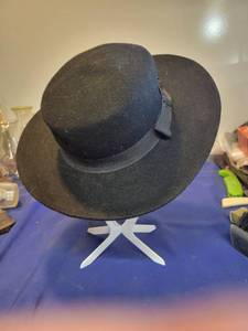 lot 1111 image: Hat
