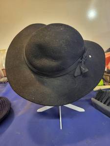 lot 1112 image: Hat