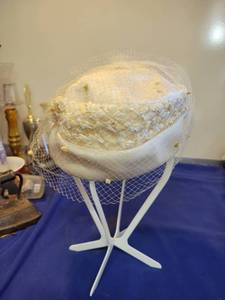 lot 1117 image: Vintage hat