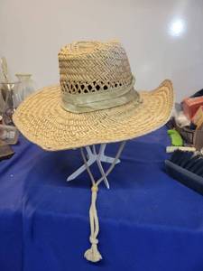 lot 1119 image: Small medium straw hat