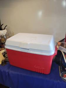 lot 1127 image: Rubbermaid victory cooler 34 qt red