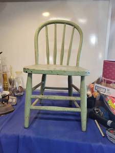 lot 1128 image: Kids green chair 13 by 25