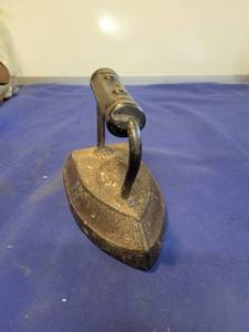 lot 1152 image: Sad iron