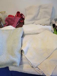 lot 1154 image: Box of towels