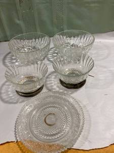 lot 7940 image: Decorate it glass bowls one plate