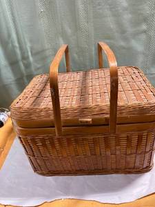lot 7945 image: 15 x 9 picnic basket