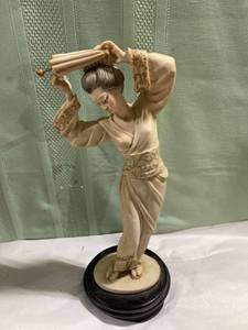 lot 7947 image: Geisha girl statue 15 inches tall