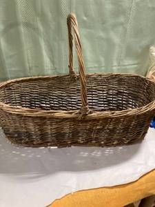 lot 7976 image: 21��L x 10 12��W x 7��H Oval basket