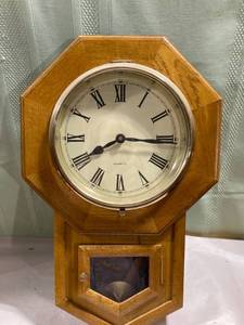 lot 7984 image: 19 inch pendulum clock Untested