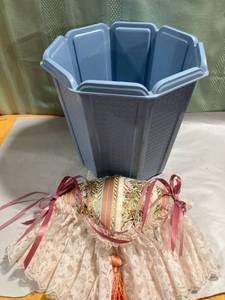 lot 7995 image: Trashcan 10 inches and decorative hanging thing