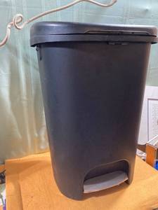 lot 9675 image: 25 x 16 12 trashcan with a lid