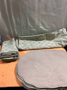 lot 9679 image: 5�� x 6��10�� Tablecloth with (7) napkins (7) Placemats