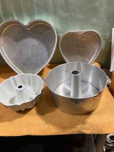 lot 9681 image: Assorted cake pans