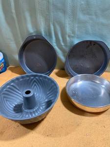 lot 9682 image: Assorted cake pans