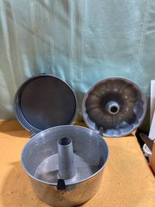 lot 9683 image: Assorted cake pans
