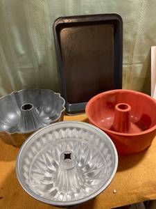 lot 9685 image: (3) Assorted bundt pans. (1) Cake pan