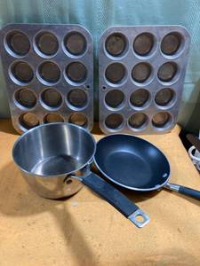 lot 9702 image: Assorted bakeware sorted pans