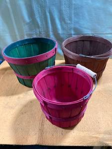 lot 9710 image: (2) 8x6 baskets. (1) 5 x 7basket