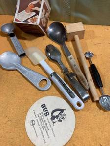 lot 9711 image: Assorted kitchen gadgets