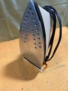 lot 9712 image: Black & Decker iron light and easy spray