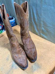 lot 9715 image: Boots 9D