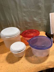 lot 9743 image: Assorted plastic bowls