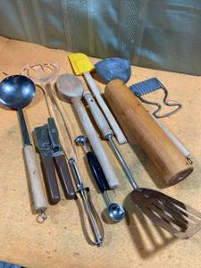 lot 9745 image: Miscellaneous kitchen tools