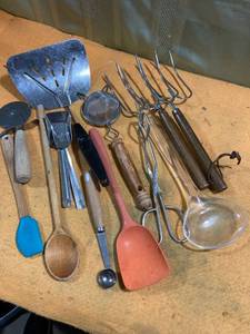 lot 9746 image: Miscellaneous kitchen tools