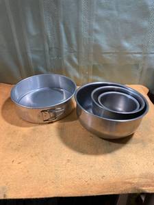 lot 9747 image: Round cake pan and three mixing bowls metal